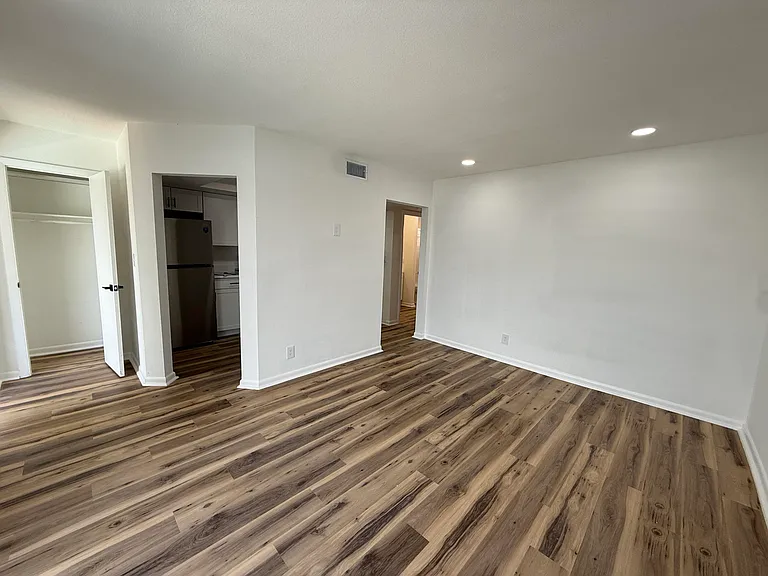 1534 SE 15th St #8 — Photo 7