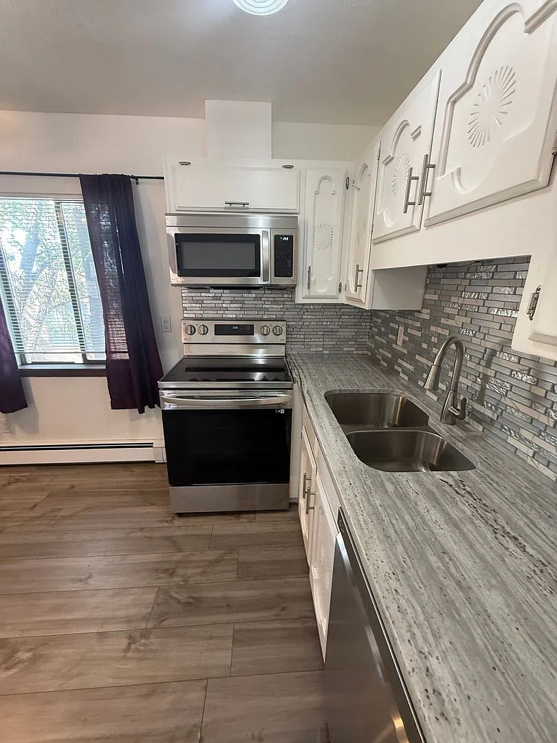 Cute 2 bedroom Condo -centrally located. Freshly painted -Very Clean — Photo 4