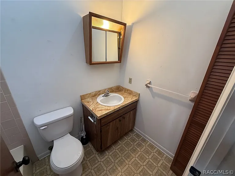 2318 Colby St — Photo 13