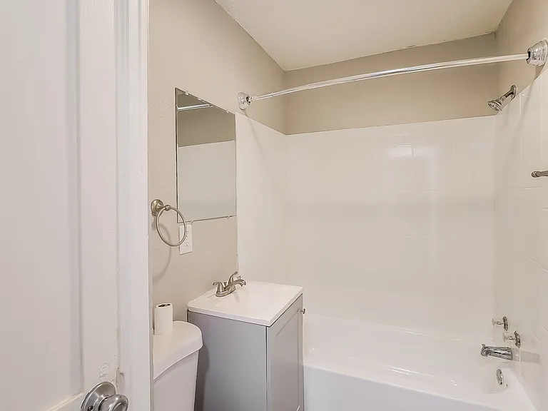 1361333_027_bathroom_13298876.jpg