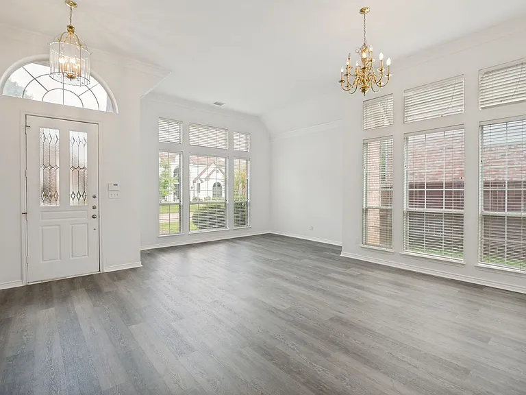 3928 Overlake Dr — Photo 2