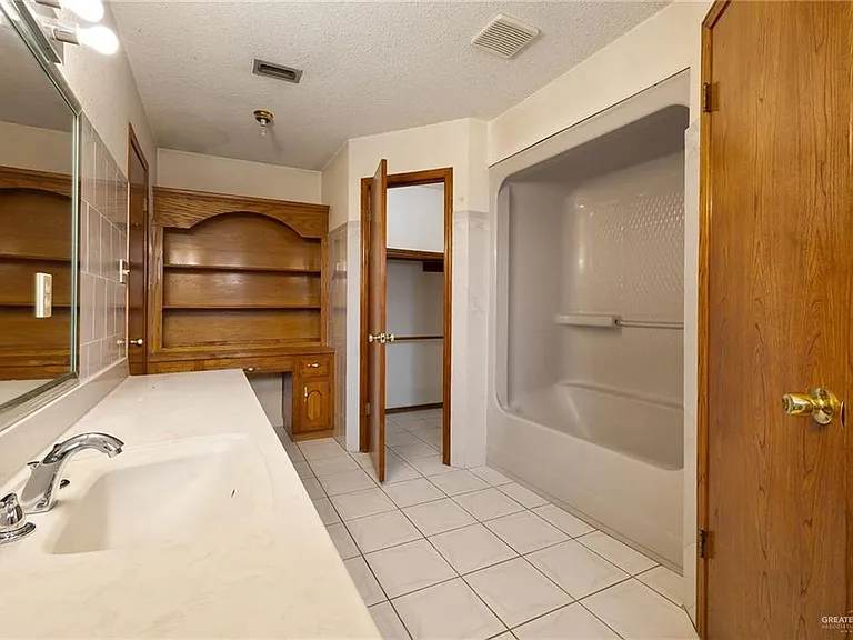 906 W Veterans Blvd — Photo 9