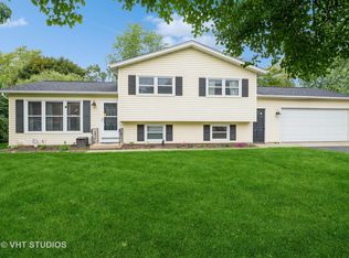 707 Greenbriar Ln, Lindenhurst, IL 60046