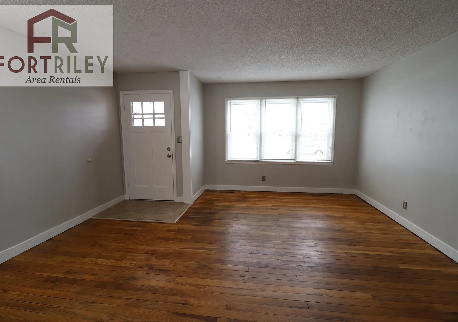 530 W Elm St — Photo 3