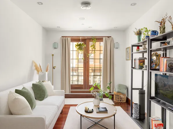 607 Manhattan Avenue image 1 of 8