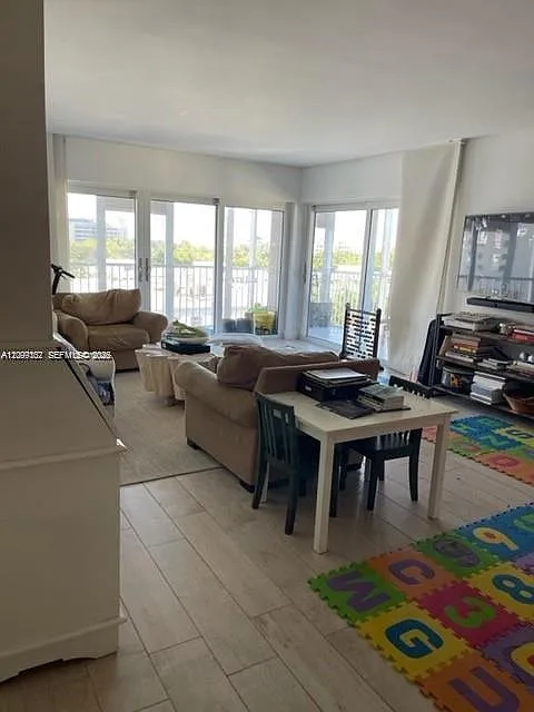 Galen Breakers Condominiu — Photo 2