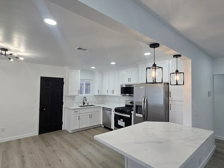 1677 W 9th St — Photo 3