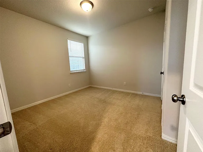 716 Monarch Ln — Photo 7