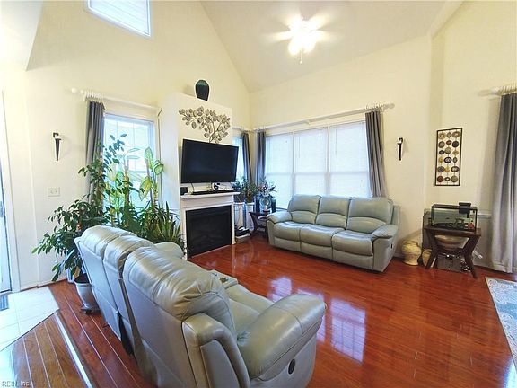 3rd image of 1007 Christiana Cir