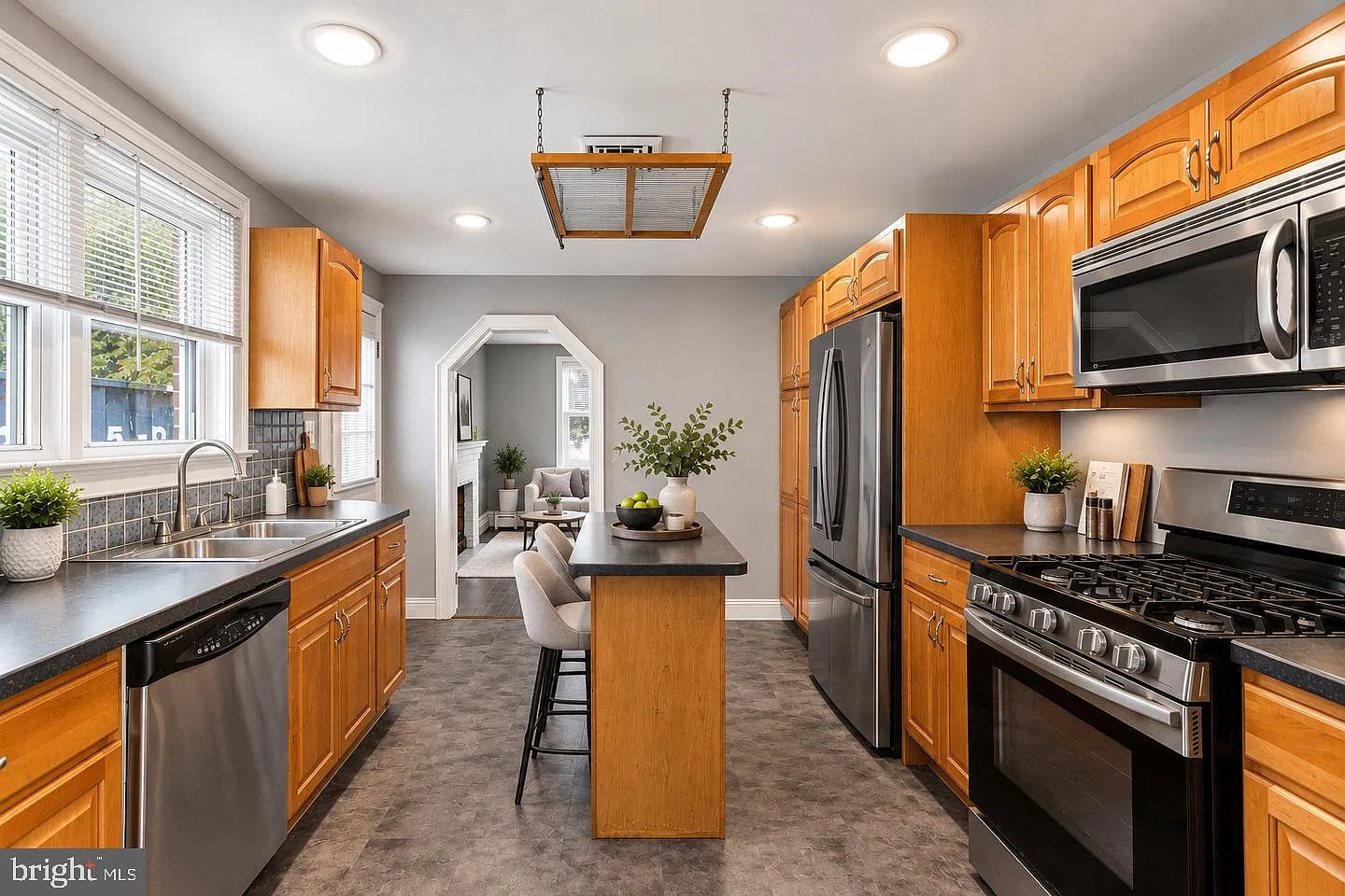 5 bed, 2.0 bath, 1752 sqft, $3,500 — Photo 4