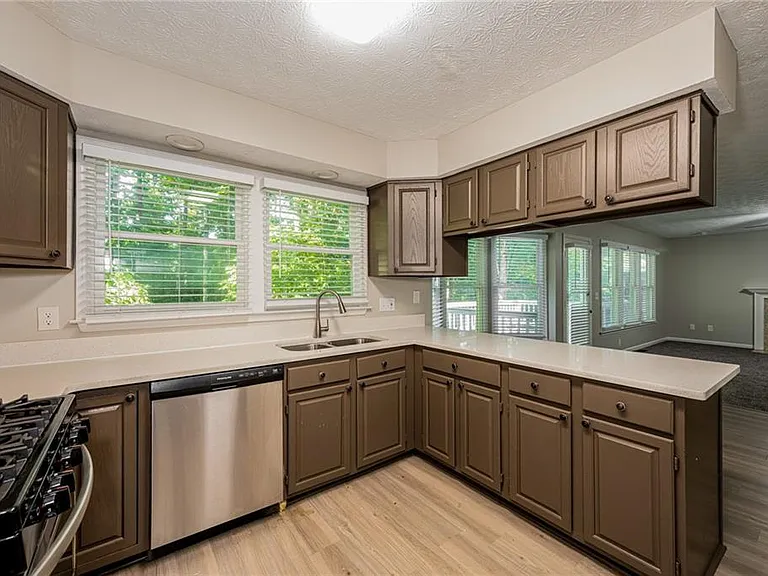 745 Mountain Oaks Pkwy — Photo 7