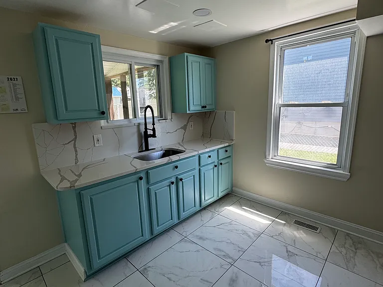2427 Wythe Ave — Photo 7