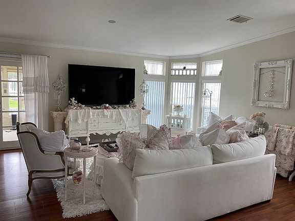 3rd image of 105 W Sterling Way