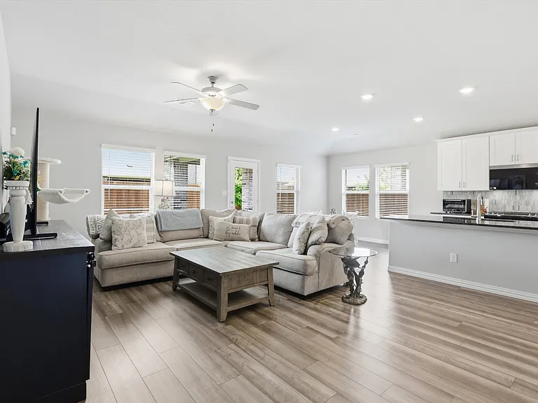 410 Dempsey Dr — Photo 11