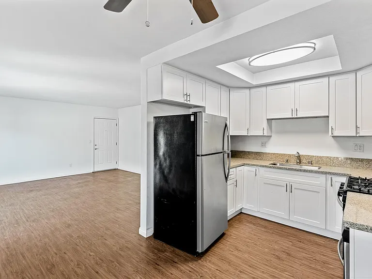 Elmwood Apartments — Photo 43