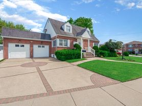 2 Tottenham Pl, New Hyde Park, NY