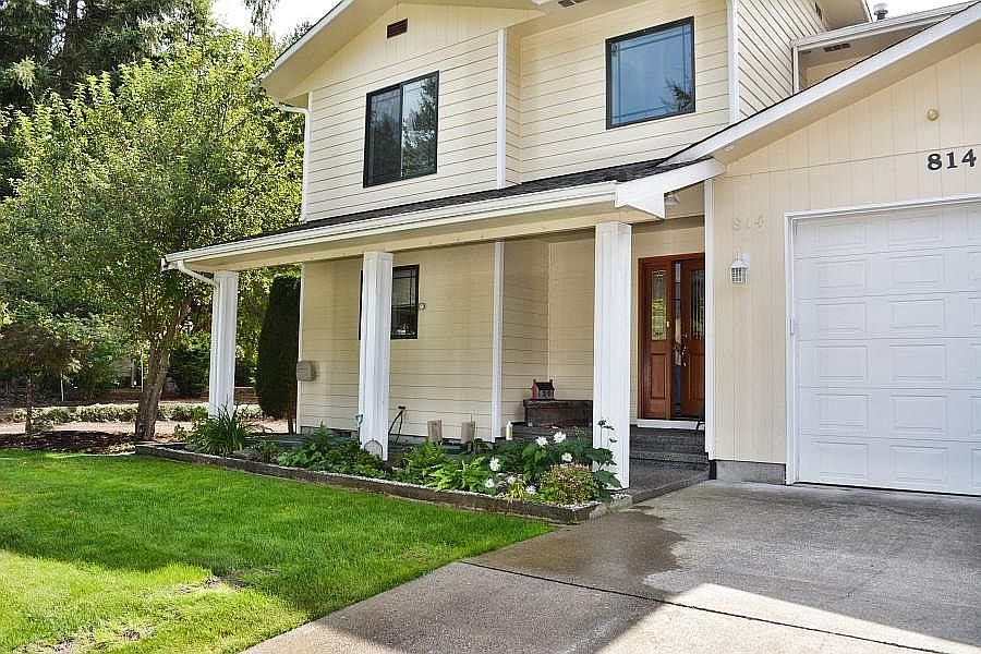 1st image of 804 34th Ave NW