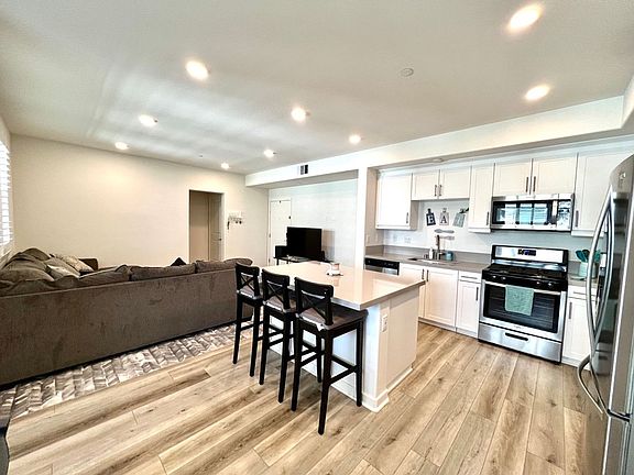 3rd image of 9369 Solaire Pl