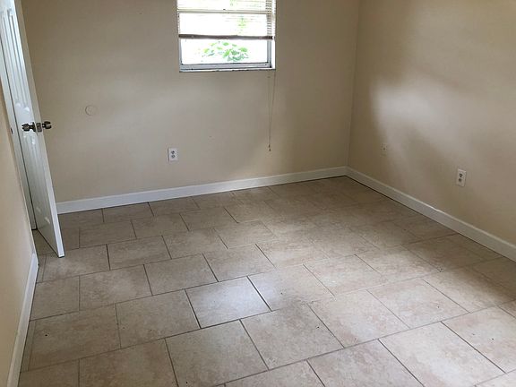4th image of 1064 Venetian Pkwy