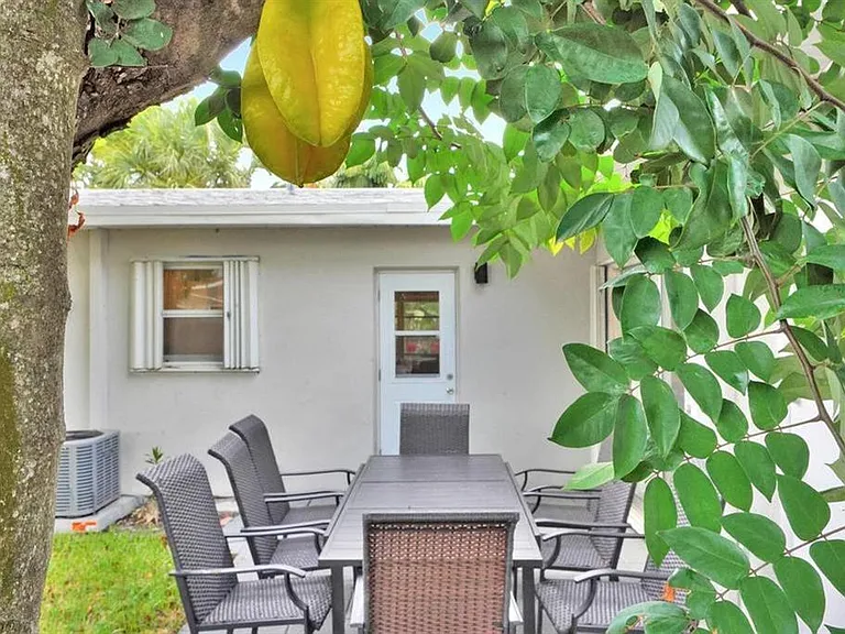 1573 NE 30th Ct — Photo 24