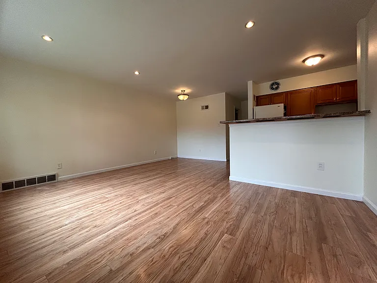 6125 Victoria Ave — Photo 7