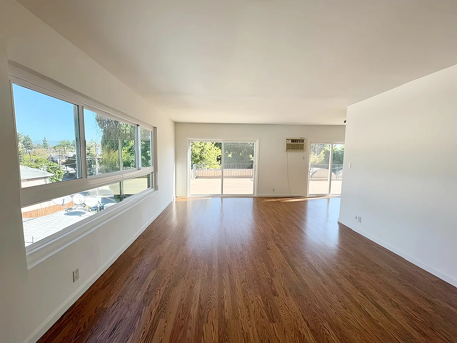 3 bed, 1000 sqft, $3,295 — Photo 2