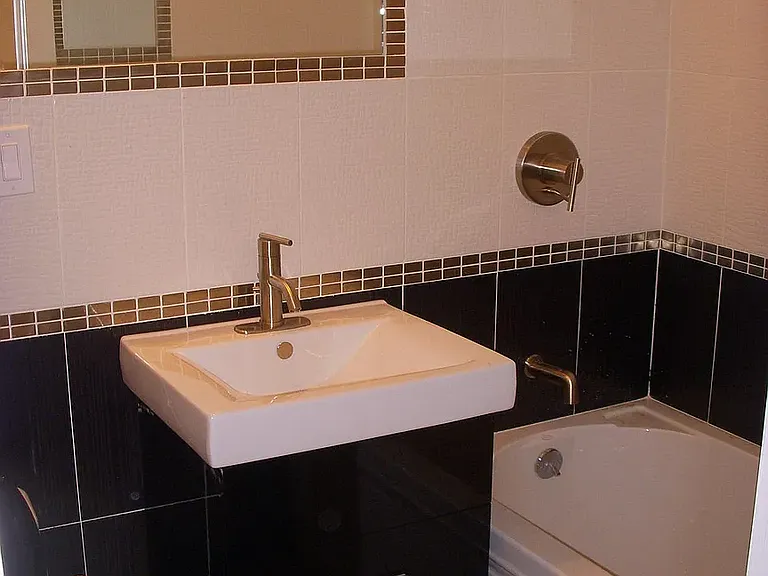 215 Maujer St #2L — Photo 8