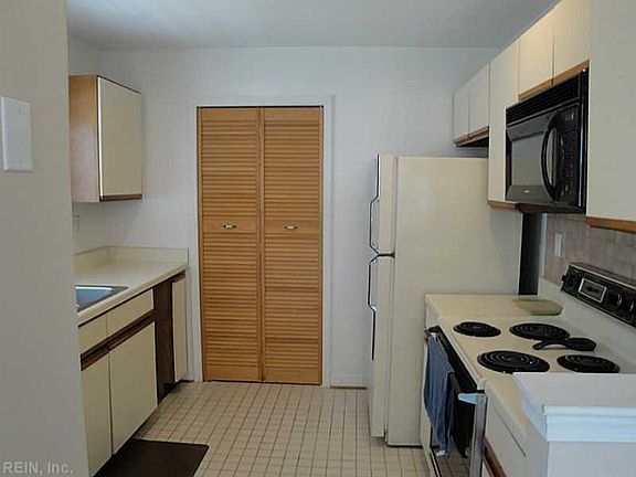 2nd image of 405 Harbour Point #102