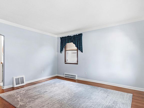 4th image of 13451 Ward St