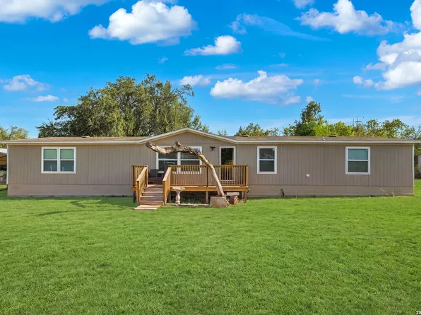 955 County Road 6753, Devine, TX 78016