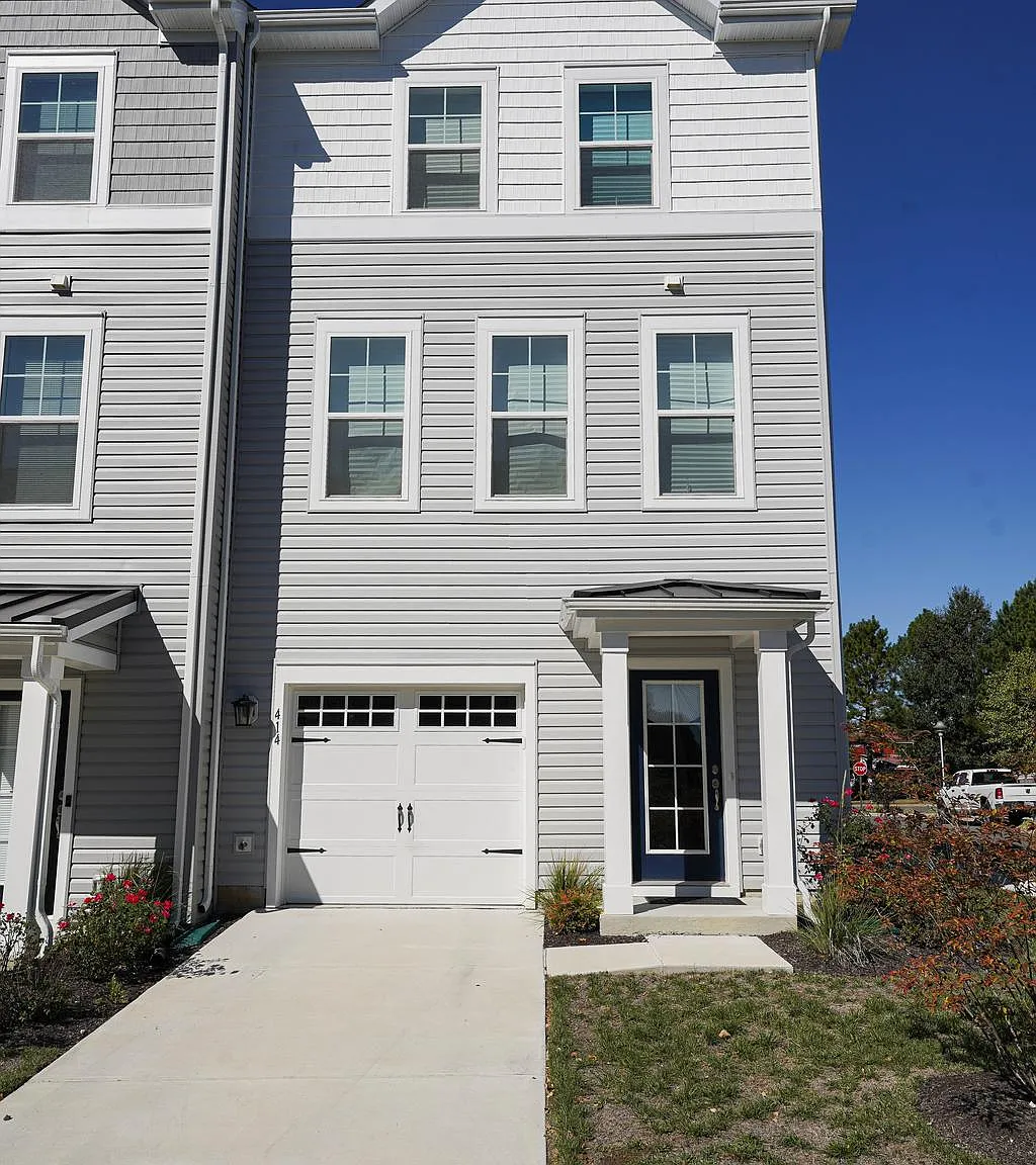 3 bed, 2.5 bath, 2000 sqft, $2,295 — Photo 1