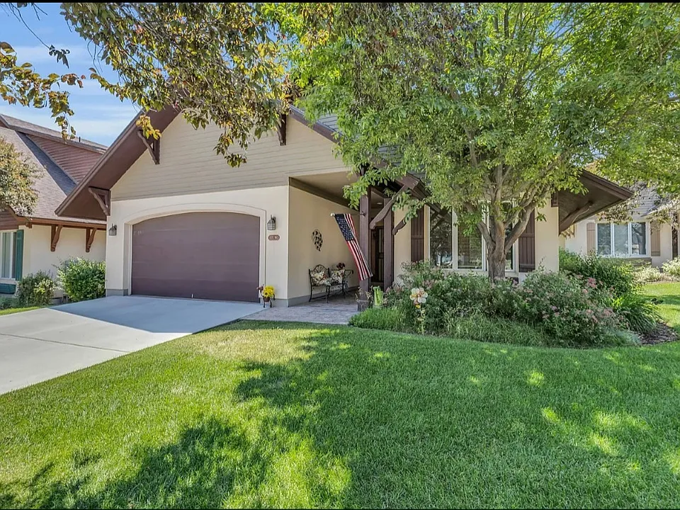 77 W Village Ct
