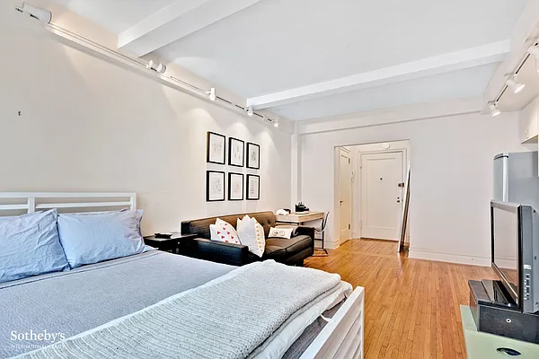 Rented by Sotheby's International Realty | media 12