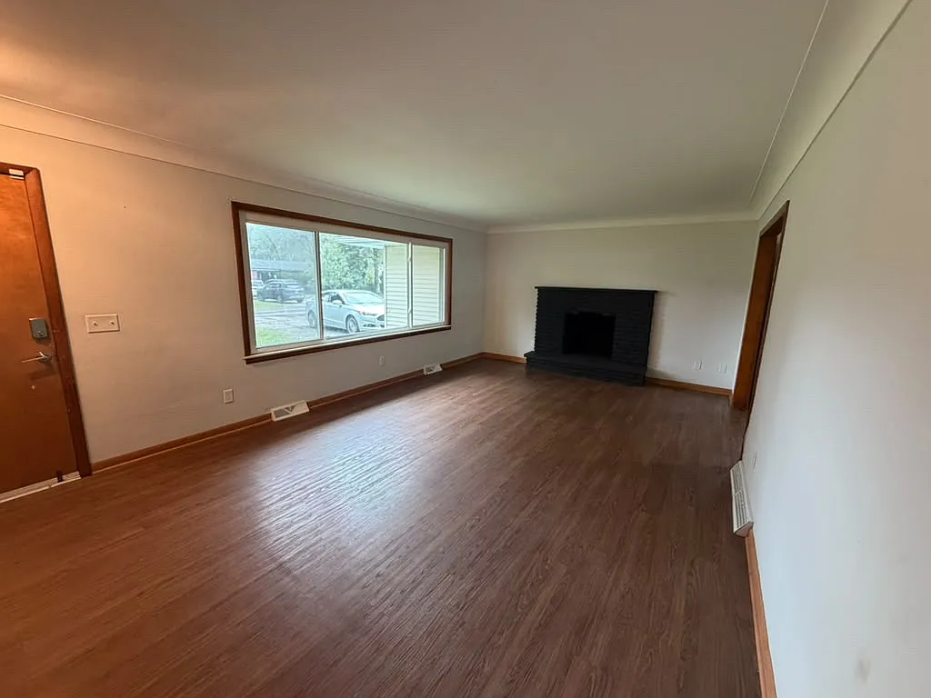 3 bed, 1.5 bath, 1920 sqft, $1,800 — Photo 3