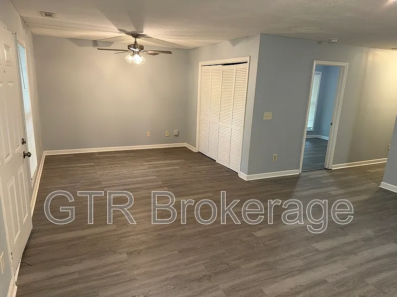 3 bed, 2.0 bath, 1329 sqft, $1,900 — Photo 2
