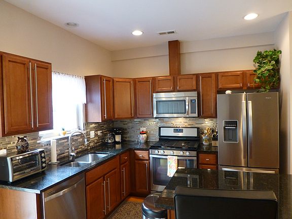 5th image of 2923 N Natoma Ave Unit 7