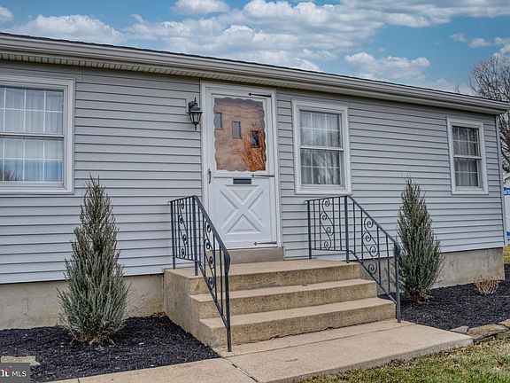 2nd image of 420 E Maple St