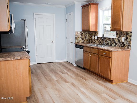 5th image of 100 Lakeside Green Dr
