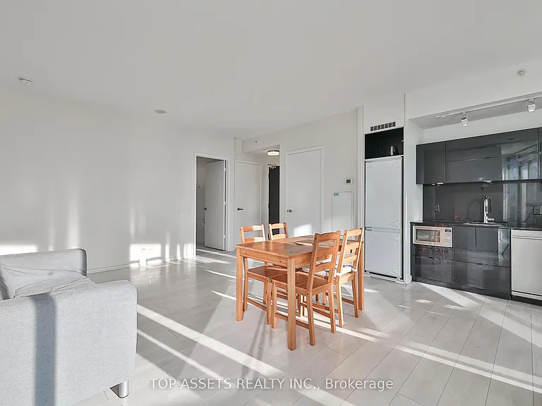 125 Peter St #602 — Photo 8