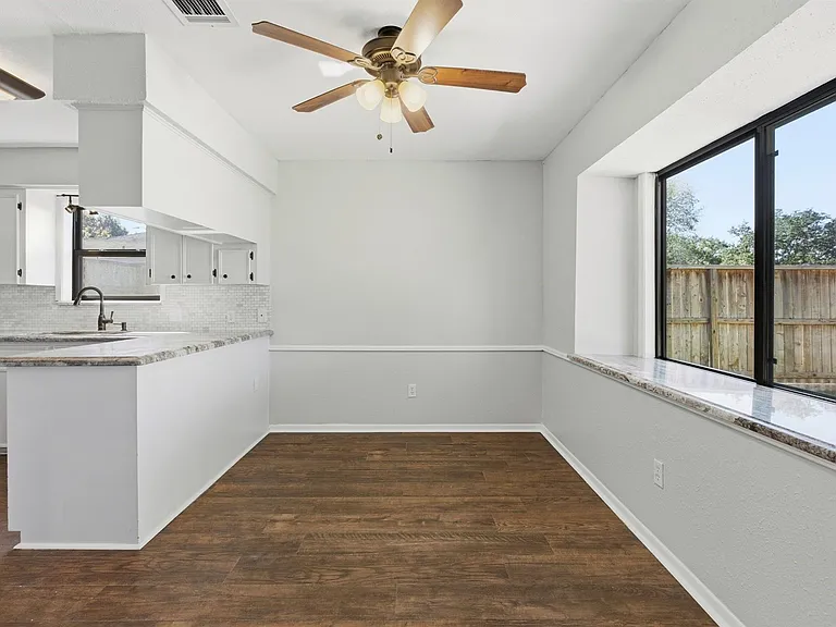 3721 Avenue R — Photo 13