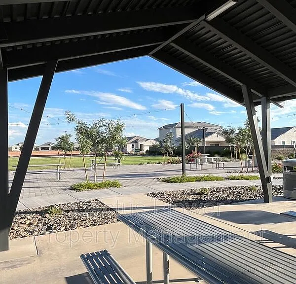 2037 W Shelly Ave — Photo 29
