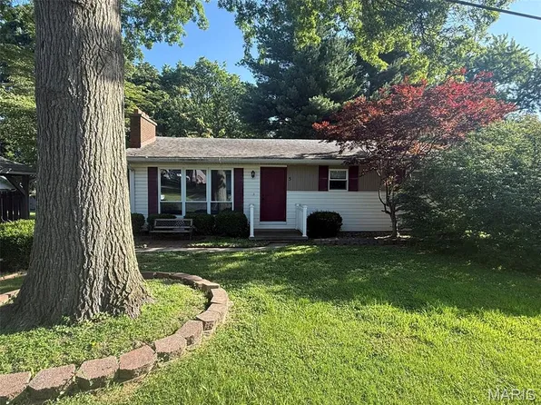 5 Mary Ann Dr, Fairview Heights, IL 62208
