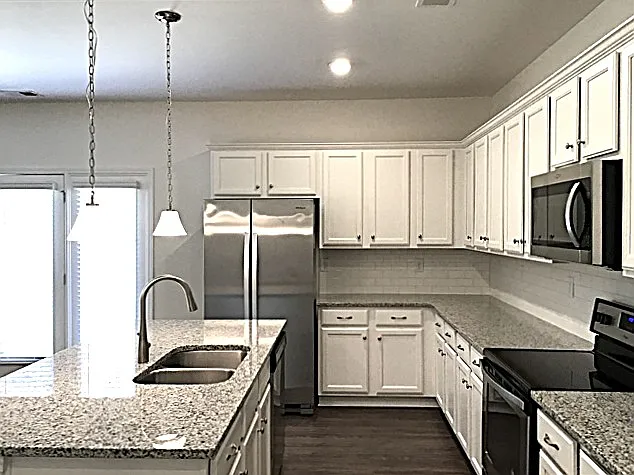 4 bed, 2.5 bath, 2620 sqft, $2,500 — Photo 2