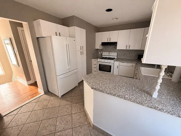 73 Rockville Ave #1 — Photo 3