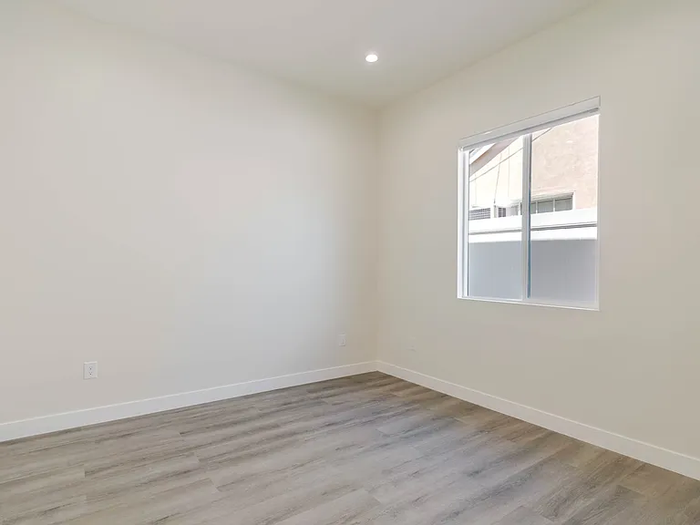 10654 Nassau Ave — Photo 14