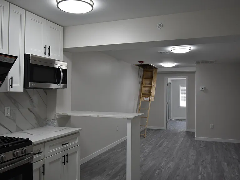 260 S 20th St #3 — Photo 10