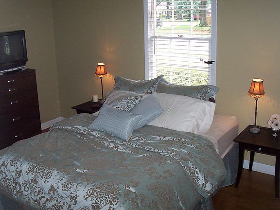 Master Bedroom/ 1/2 Batrh