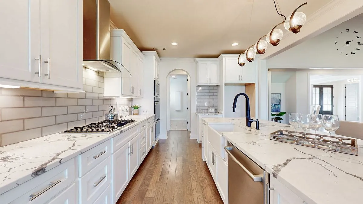 5 bed, 4.5 bath, 4933 sqft, $4,500 — Photo 1