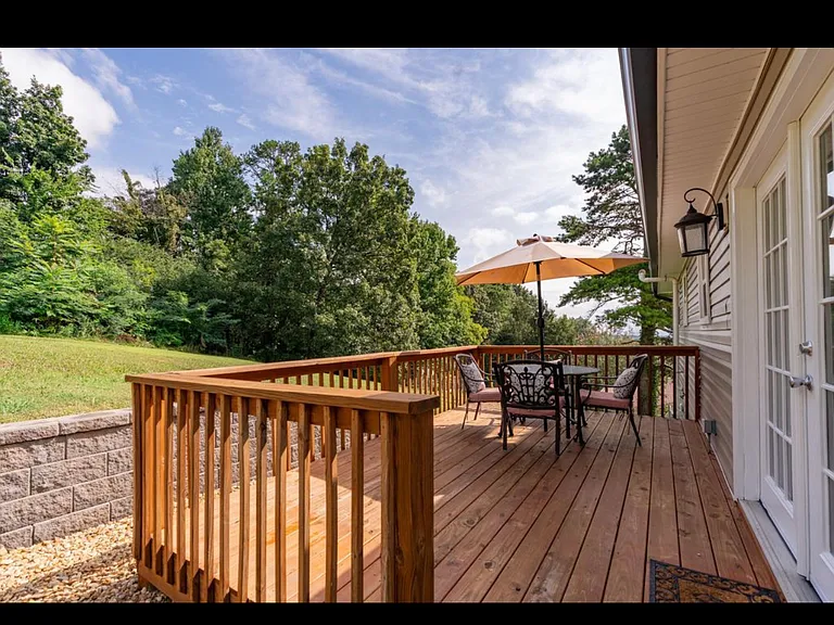 911 Crest Dr — Photo 34