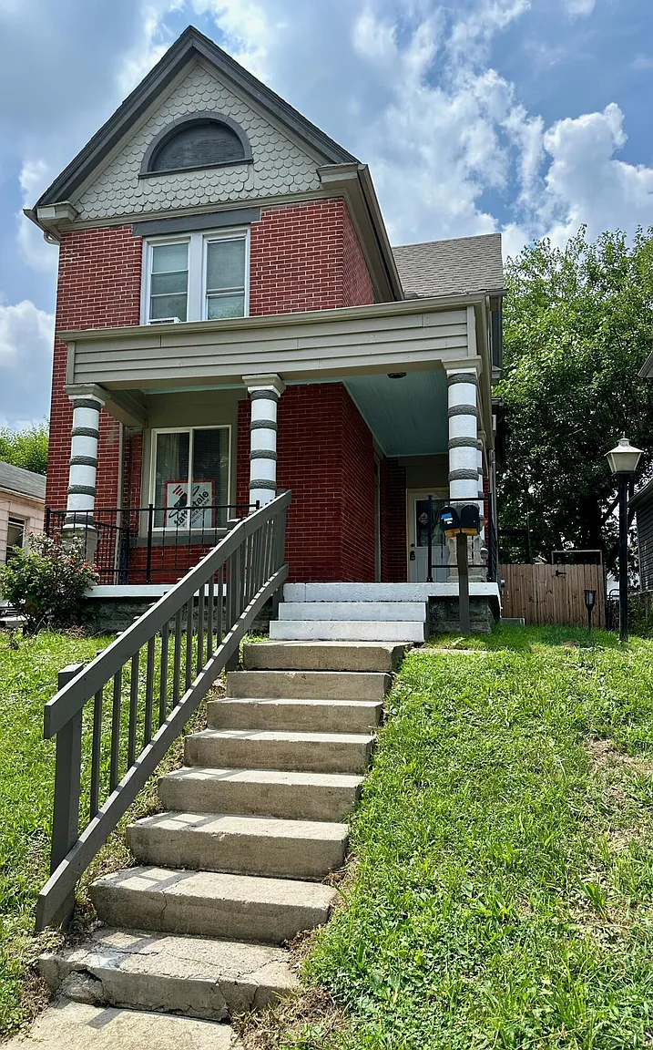323 S Ogden Ave photo 1
